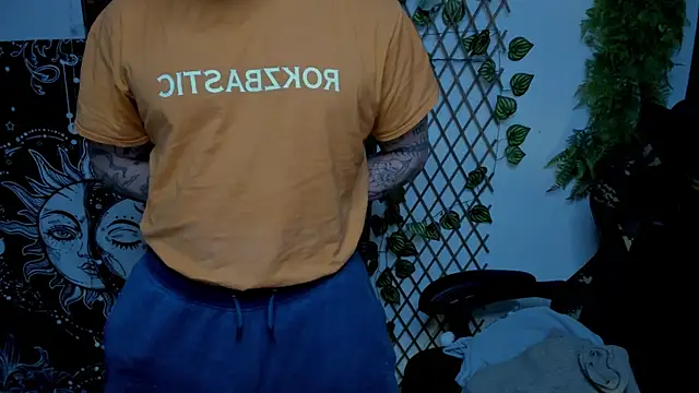 Snapshot of layneinchains chatting on 02-04-25, 02:49 layneinchains online show from 02-04-25, 02:49