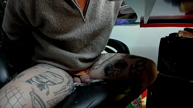 Snapshot of layneinchains chatting on 02-05-25, 06:02 layneinchains online show from 02-05-25, 06:02