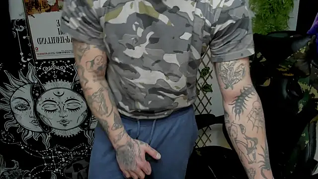 Snapshot of layneinchains chatting on 02-07-25, 06:14 layneinchains online show from 02-07-25, 06:14