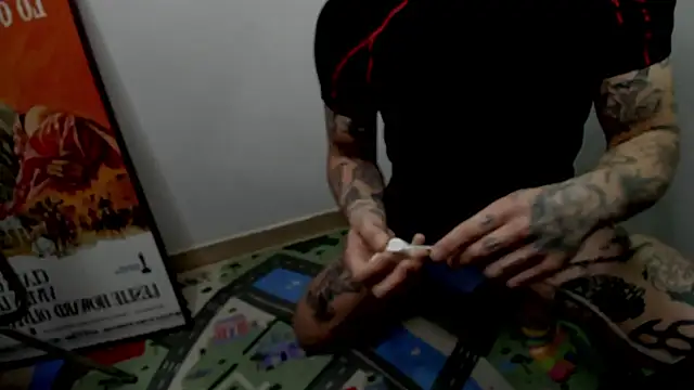 Snapshot of layneinchains chatting on 10-10-25, 10:36 layneinchains online show from 10-10-25, 10:36