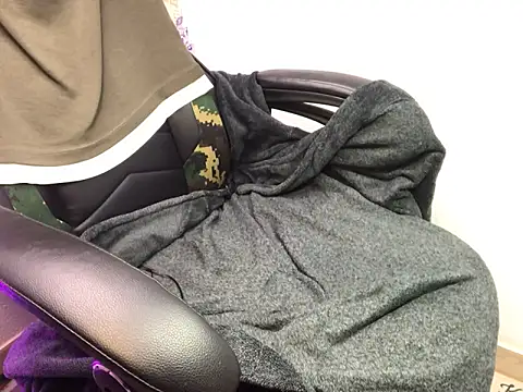 Snapshot of layneinchains chatting on 10-13-25, 07:52 layneinchains online show from 10-13-25, 07:52