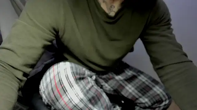 Snapshot of layneinchains chatting on 11-25-25, 07:52 layneinchains online show from 11-25-25, 07:52