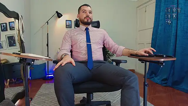 Snapshot of HenryBenso chatting on 05-18-26, 04:46 HenryBenso online show from 05-18-26, 04:46
