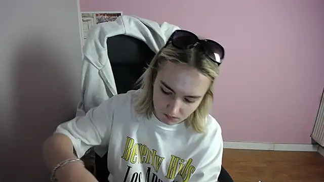Snapshot of viktoria_lovely chatting on 05-20-26, 06:19 viktoria lovely online show from 05-20-26, 06:19