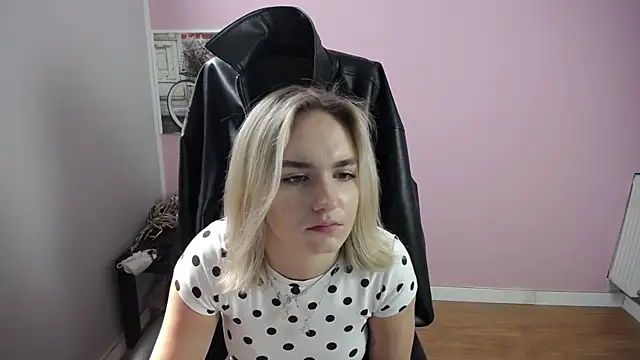 Snapshot of viktoria_lovely chatting on 06-17-26, 08:39 viktoria lovely online show from 06-17-26, 08:39