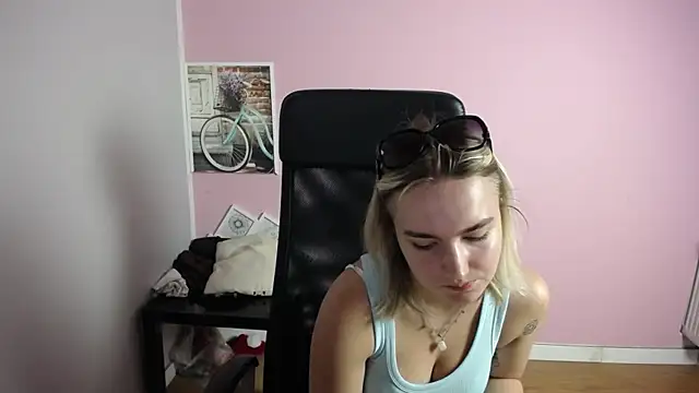 Snapshot of viktoria_lovely chatting on 06-26-26, 07:02 viktoria lovely online show from 06-26-26, 07:02