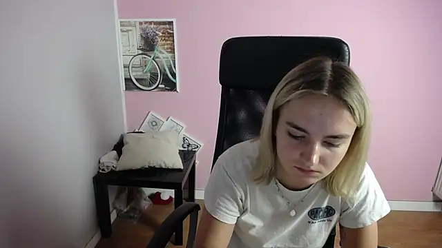 Snapshot of viktoria_lovely chatting on 07-03-26, 07:15 viktoria lovely online show from 07-03-26, 07:15