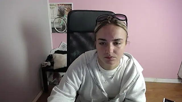 Snapshot of viktoria_lovely chatting on 07-21-26, 07:00 viktoria lovely online show from 07-21-26, 07:00