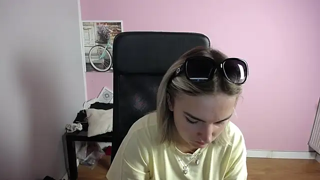 Snapshot of viktoria_lovely chatting on 07-22-26, 08:06 viktoria lovely online show from 07-22-26, 08:06