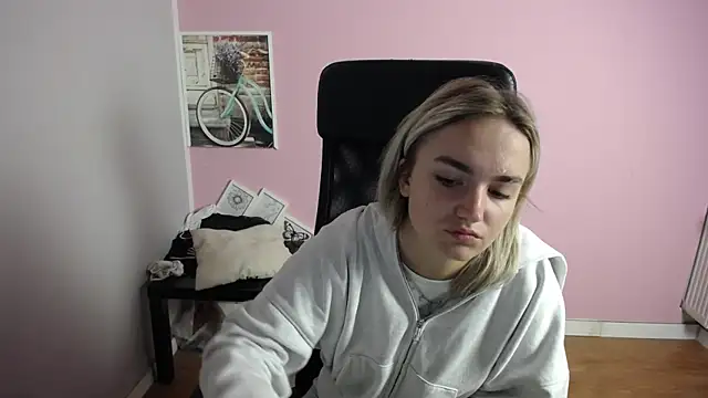 Snapshot of viktoria_lovely chatting on 07-23-26, 07:06 viktoria lovely online show from 07-23-26, 07:06