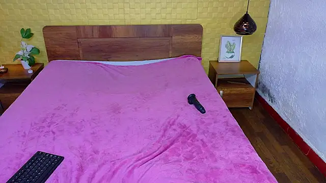 Snapshot of Mrs_booty chatting on 02-06-25, 05:19 Mrs booty online show from 02-06-25, 05:19