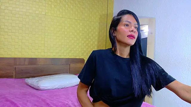 Snapshot of Mrs_booty chatting on 02-16-25, 02:10 Mrs booty online show from 02-16-25, 02:10