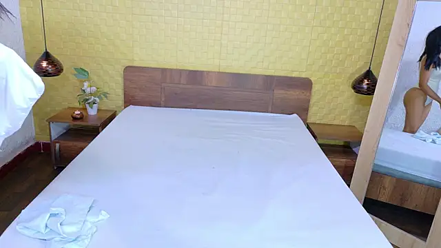 Snapshot of Mrs_booty chatting on 09-25-25, 02:10 Mrs booty online show from 09-25-25, 02:10