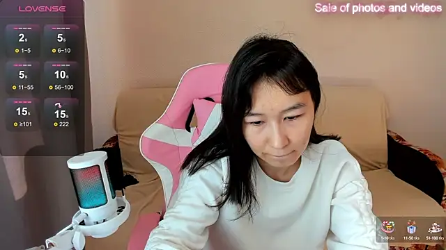 Snapshot of SaraXray chatting on 09-19-25, 04:14 SaraXray online show from 09-19-25, 04:14