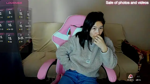 Snapshot of SaraXray chatting on 09-29-25, 03:33 SaraXray online show from 09-29-25, 03:33