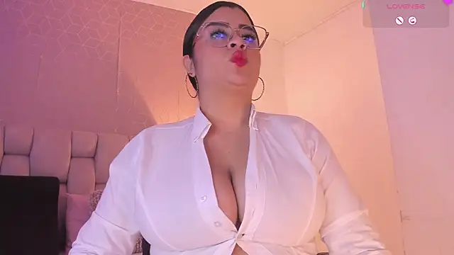Snapshot of Emilyboobss chatting on 02-21-25, 04:40 Emilyboobss online show from 02-21-25, 04:40