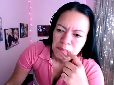 Snapshot of Cristal_w chatting on 01-17-25, 01:24 Cristal w online show from 01-17-25, 01:24