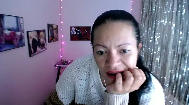 Snapshot of Cristal_w chatting on 02-18-25, 06:15 Cristal w online show from 02-18-25, 06:15