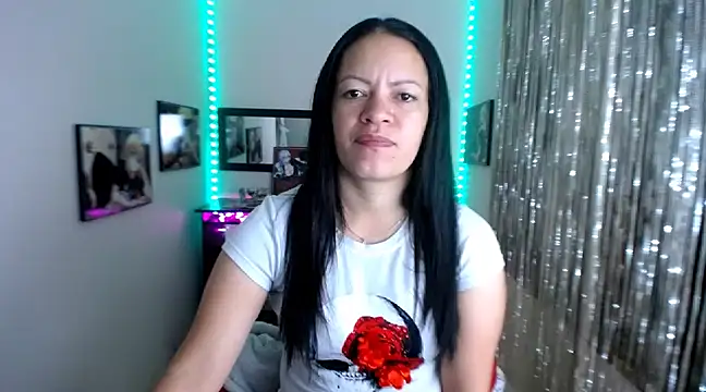 Snapshot of Cristal_w chatting on 03-18-25, 12:25 Cristal w online show from 03-18-25, 12:25