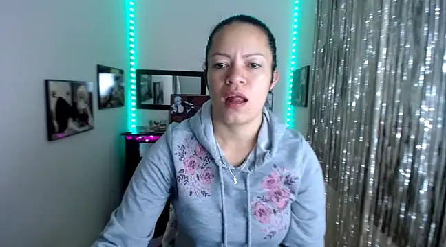 Snapshot of Cristal_w chatting on 03-20-25, 12:22 Cristal w online show from 03-20-25, 12:22