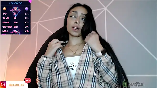 Snapshot of lilylouisee chatting on 02-12-26, 12:27 lilylouisee online show from 02-12-26, 12:27