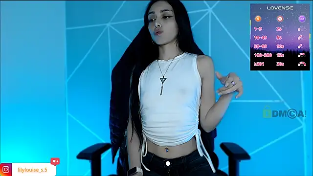 Snapshot of lilylouisee chatting on 06-13-26, 01:14 lilylouisee online show from 06-13-26, 01:14