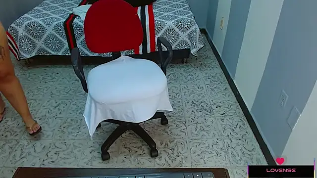 Snapshot of Hazel_donna chatting on 02-08-25, 06:12 Hazel donna online show from 02-08-25, 06:12