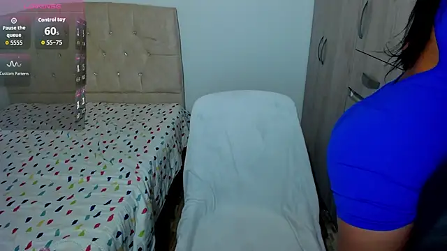 Snapshot of emily1_ chatting on 12-17-25, 12:33 emily1 online show from 12-17-25, 12:33