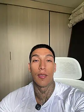 Snapshot of sendfer chatting on 10-23-25, 08:18 sendfer online show from 10-23-25, 08:18