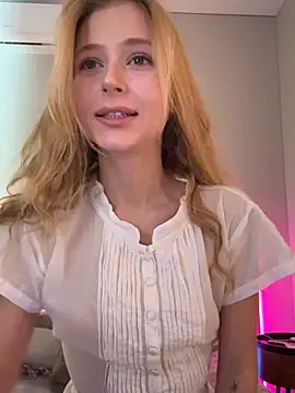 Snapshot of LunaRase chatting on 07-17-26, 05:47 LunaRase online show from 07-17-26, 05:47