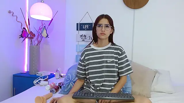 Snapshot of MelodyMansson chatting on 01-21-25, 08:21 MelodyMansson online show from 01-21-25, 08:21