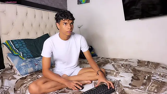 Snapshot of james_dreams_ chatting on 06-27-26, 11:43 james dreams online show from 06-27-26, 11:43