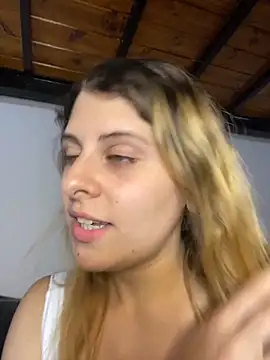 Snapshot of FlorBich chatting on 11-28-25, 04:04 FlorBich online show from 11-28-25, 04:04