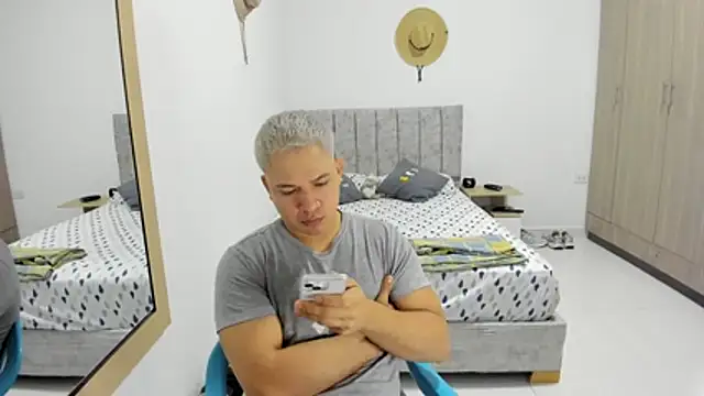 Snapshot of Valerioe chatting on 04-22-26, 03:24 Valerioe online show from 04-22-26, 03:24