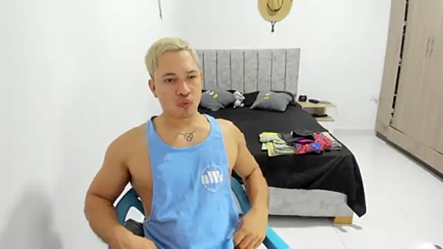Snapshot of Valerioe chatting on 05-04-26, 02:13 Valerioe online show from 05-04-26, 02:13