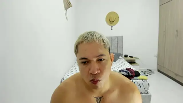 Snapshot of Valerioe chatting on 05-22-26, 03:50 Valerioe online show from 05-22-26, 03:50