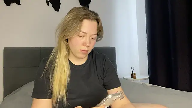 Embersweetbunny online show from 02-18-25, 02:27