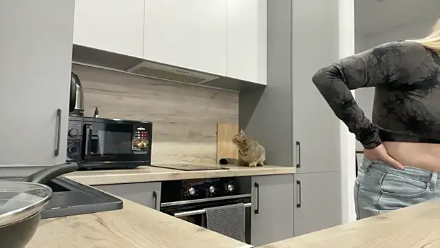 Embersweetbunny online show from 09-10-25, 05:51