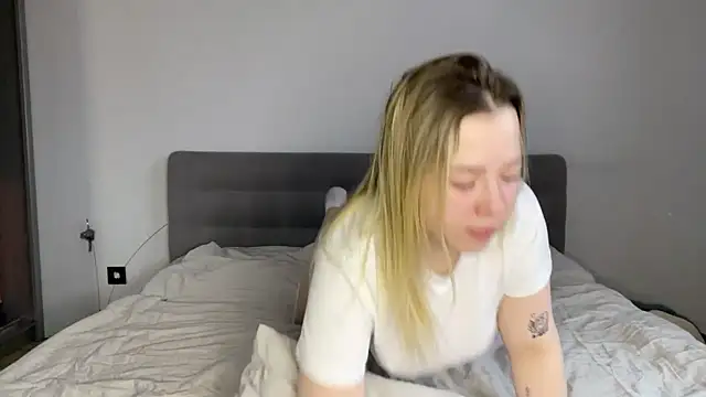 Embersweetbunny online show from 12-17-25, 09:04