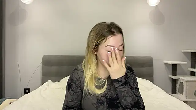 Embersweetbunny online show from 01-06-26, 06:39