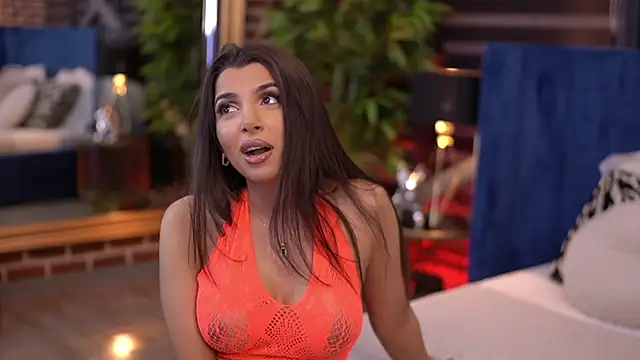 Snapshot of NicoleCellini chatting on 02-11-25, 10:39 NicoleCellini online show from 02-11-25, 10:39