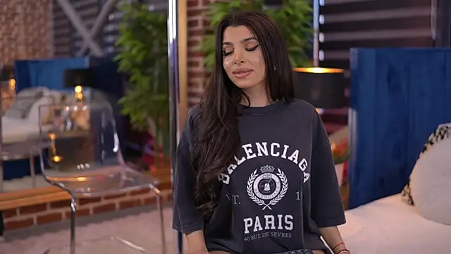 Snapshot of NicoleCellini chatting on 03-21-25, 07:02 NicoleCellini online show from 03-21-25, 07:02