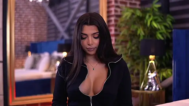 Snapshot of NicoleCellini chatting on 10-15-25, 06:08 NicoleCellini online show from 10-15-25, 06:08