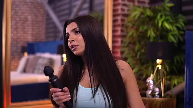 Snapshot of NicoleCellini chatting on 10-17-25, 06:21 NicoleCellini online show from 10-17-25, 06:21