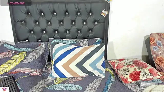 Snapshot of Darlyquenn11 chatting on 12-23-24, 06:00 Darlyquenn11 online show from 12-23-24, 06:00