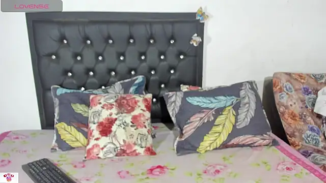 Snapshot of Darlyquenn11 chatting on 12-29-24, 03:54 Darlyquenn11 online show from 12-29-24, 03:54