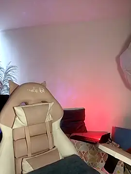 Snapshot of lovely_kitt chatting on 10-19-25, 08:42 lovely kitt online show from 10-19-25, 08:42