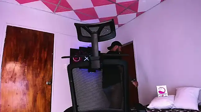 Snapshot of Sebas-hott chatting on 12-21-24, 03:36 Sebas-hott online show from 12-21-24, 03:36