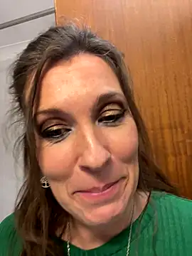 Snapshot of Lwhite1 chatting on 10-11-25, 09:02 Lwhite1 online show from 10-11-25, 09:02