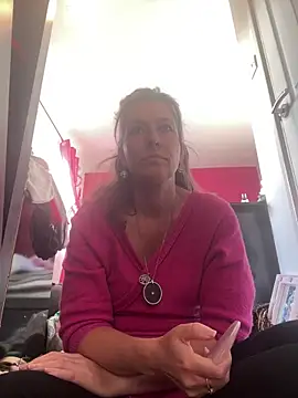 Snapshot of Lwhite1 chatting on 10-20-25, 03:45 Lwhite1 online show from 10-20-25, 03:45